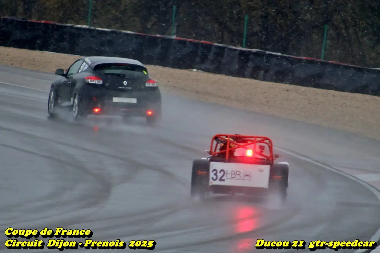Caterham sur le Circuit Auxois Sud en Bourgogne